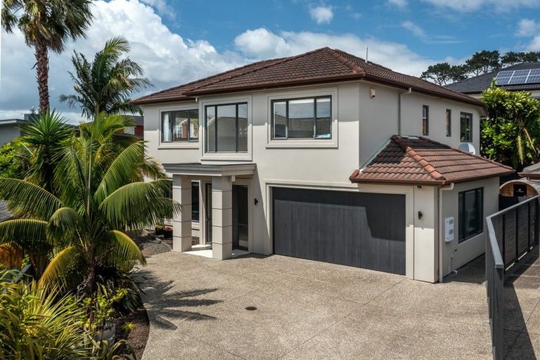 Photo of property in 8a Lupetti Rise, West Harbour, Auckland, 0618
