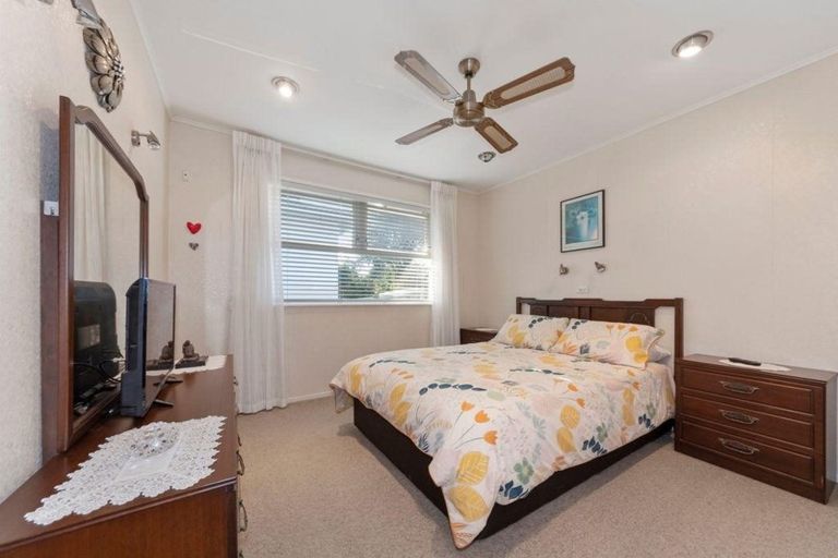 Photo of property in 100 Lantana Road, Green Bay, Auckland, 0604
