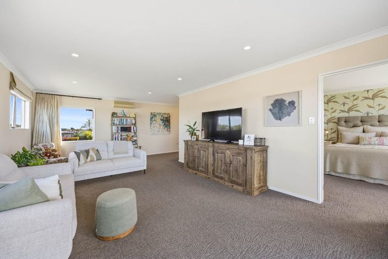 Photo of property in 3 Pounamu Place, Shelly Park, Auckland, 2014