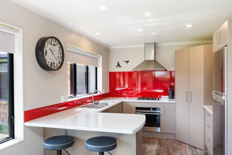 Photo of property in 43 Geneva Terrace, Kelvin Grove, Palmerston North, 4414