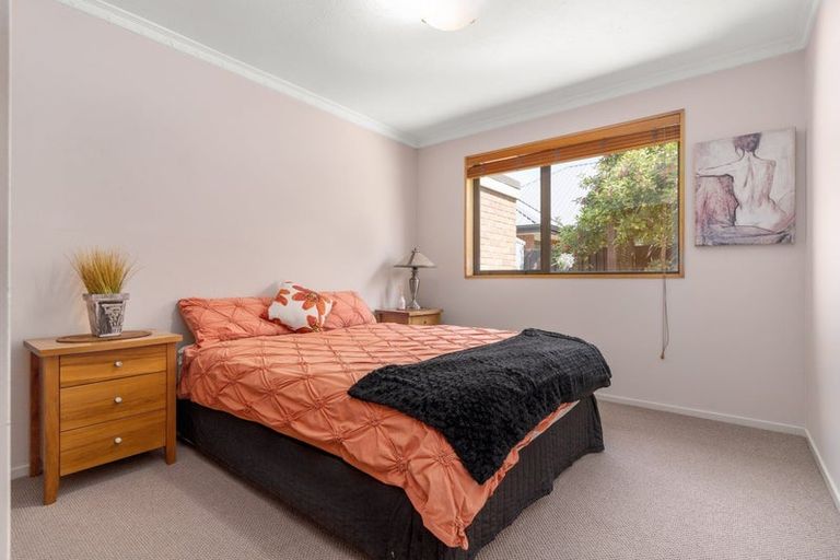 Photo of property in 75 Apsley Drive, Avonhead, Christchurch, 8042