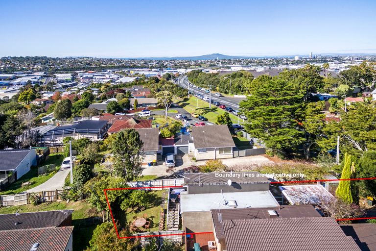 Photo of property in 2/309 Wairau Road, Totara Vale, Auckland, 0627