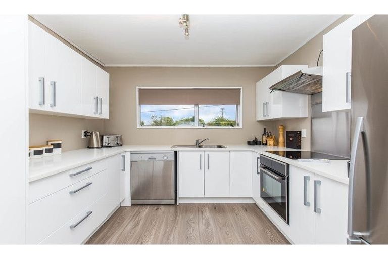 Photo of property in 1/52 Arran Road, Browns Bay, Auckland, 0630