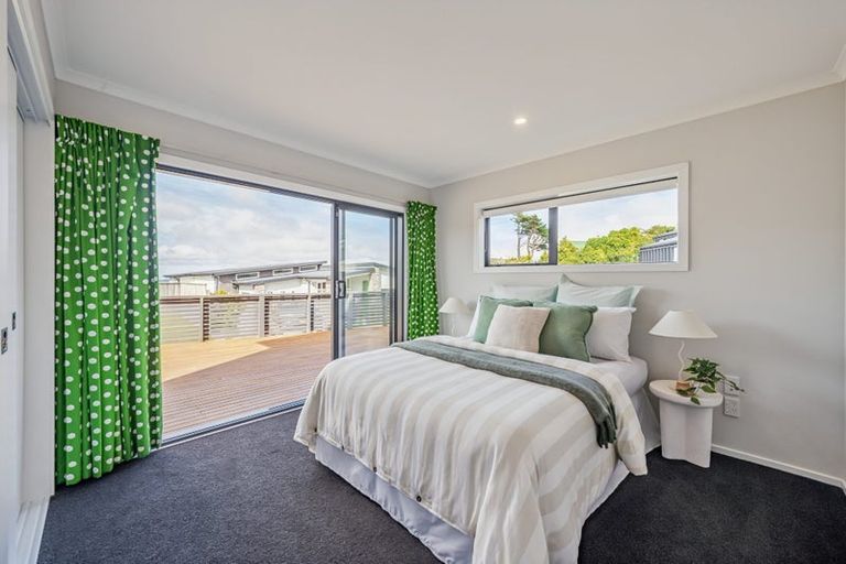 Photo of property in 12 Grumman Lane, Newlands, Wellington, 6037