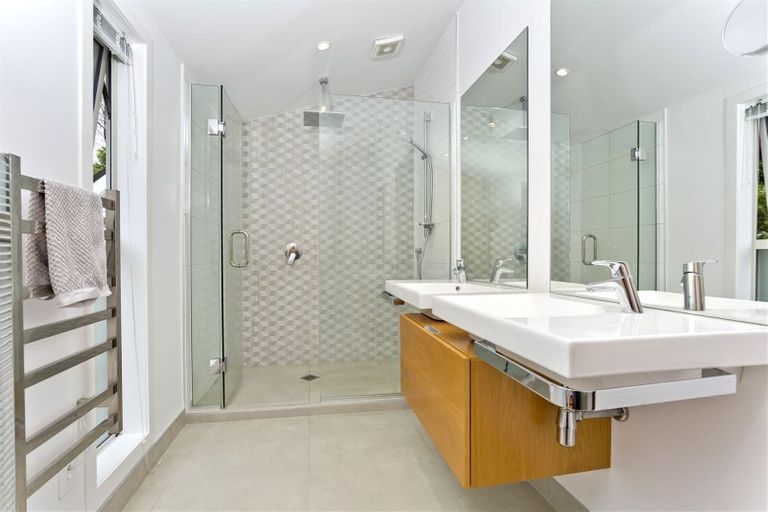 Photo of property in 100 Kowhai Road, Campbells Bay, Auckland, 0630