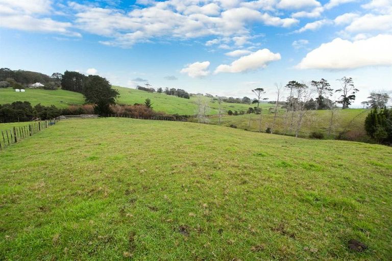 Photo of property in 141 Tawa Road, Kumeu, 0891