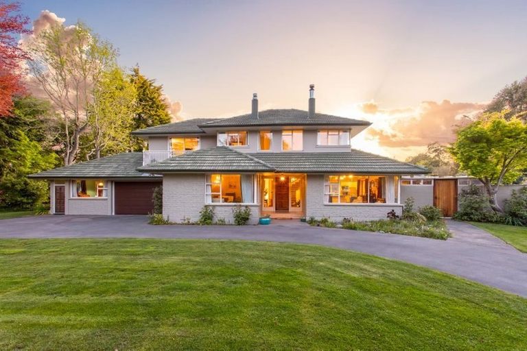 Photo of property in 385 Sawyers Arms Road, Harewood, Christchurch, 8051