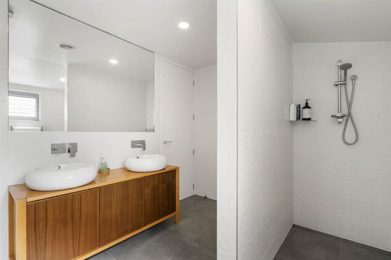 Photo of property in 2/76 Wairoa Road, Narrow Neck, Auckland, 0624