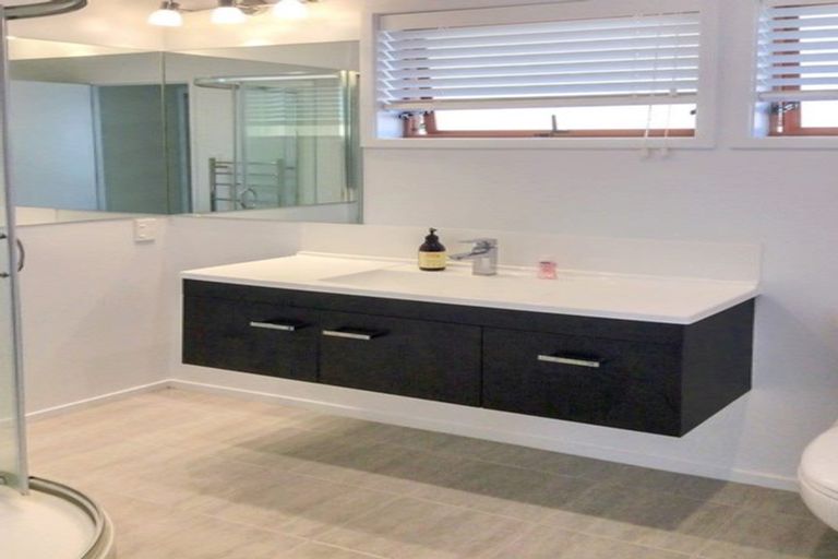 Photo of property in 1/3 Papatahi Place, Henderson, Auckland, 0610