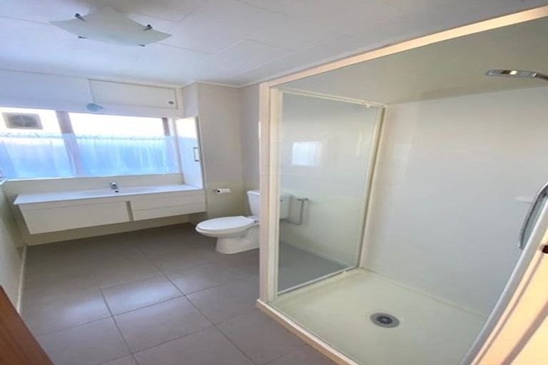 Photo of property in 2/13 Walter Street, Hauraki, Auckland, 0622