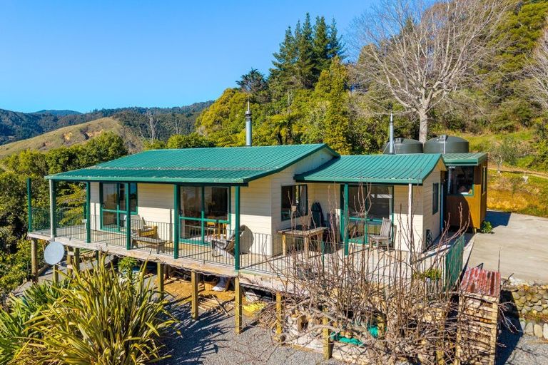 Photo of property in 826 Queen Charlotte Drive, Havelock, Picton, 7281