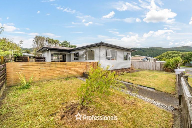 Photo of property in 4 Bexley Grove, Wainuiomata, Lower Hutt, 5014