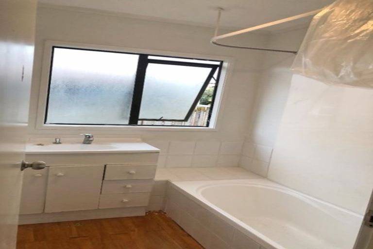 Photo of property in 52 Kelwyn Road, Kelston, Auckland, 0602