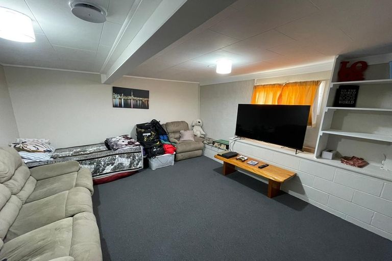 Photo of property in 17 Woodvale Road, Glen Eden, Auckland, 0602