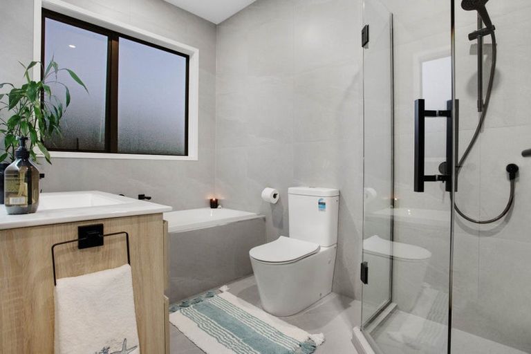 Photo of property in 12 Tarras Road, Kumeu, 0810