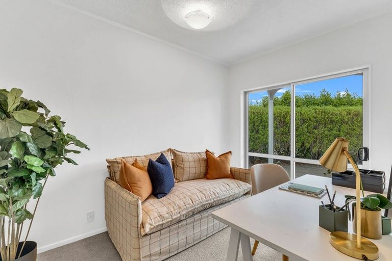 Photo of property in 3b Hunter Place, Merrilands, New Plymouth, 4312