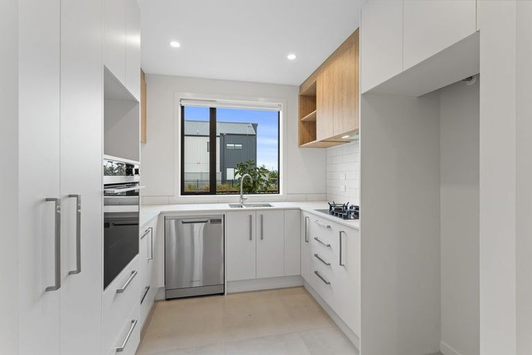 Photo of property in 16 Park Green Avenue, Rosehill, Papakura, 2113