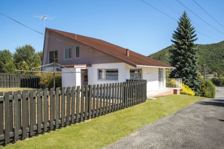 Photo of property in 244 Waikawa Road, Waikawa, Picton, 7220