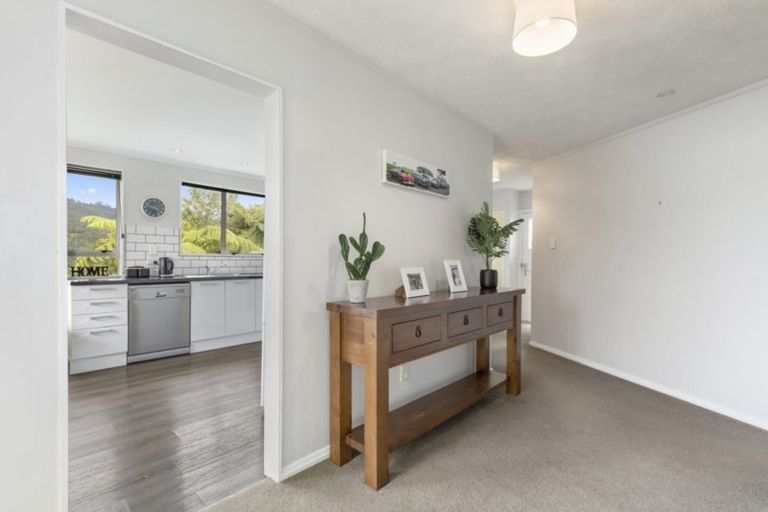 Photo of property in 28 Clapham Grove, Stokes Valley, Lower Hutt, 5019