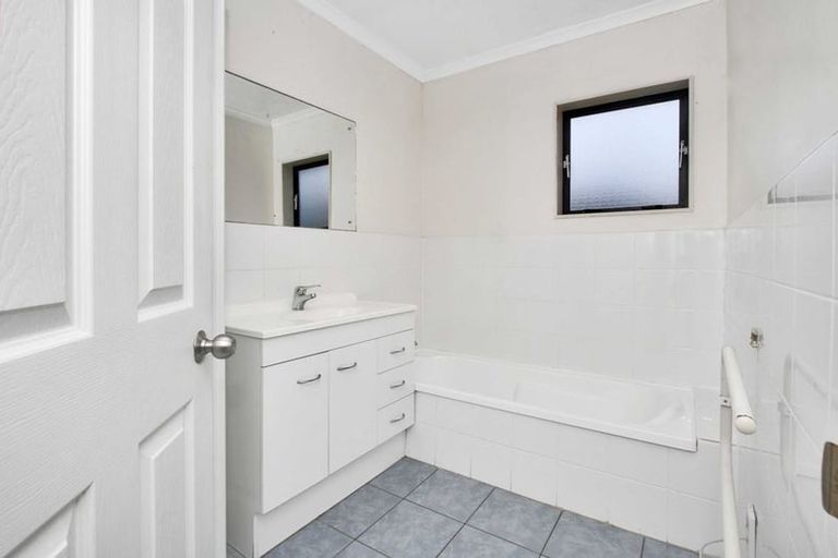 Photo of property in 72b Manuroa Road, Takanini, 2112