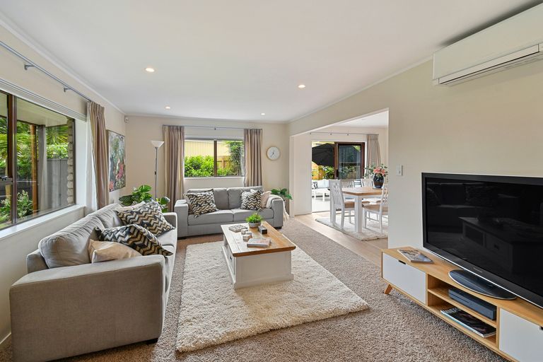 Photo of property in 10 Dalkeith Place, Opaheke, Papakura, 2113