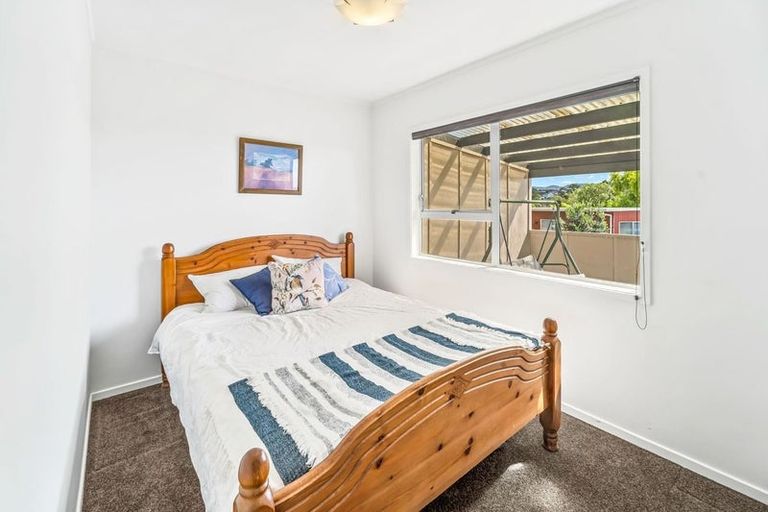 Photo of property in 5 Seabar Place, Glen Eden, Auckland, 0602
