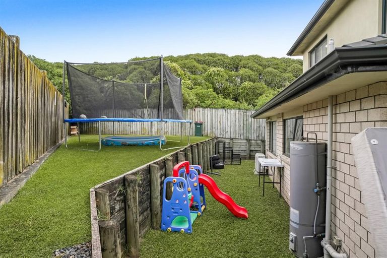 Photo of property in 12 Mediterranean Way, Goodwood Heights, Auckland, 2105