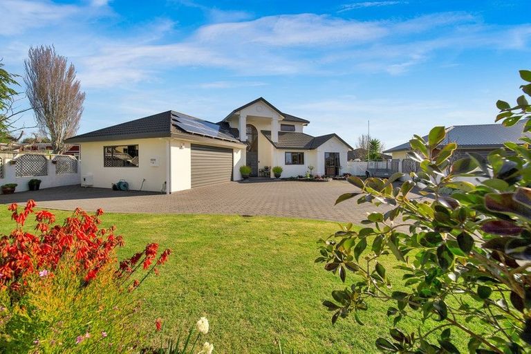 Photo of property in 12 Taylor Place, Merrilands, New Plymouth, 4312