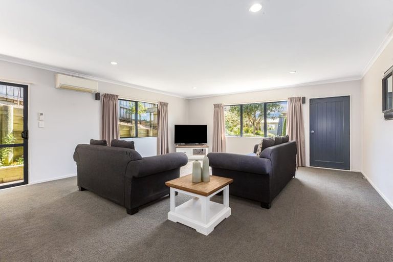 Photo of property in 10 Te Puia Drive, Aotea, Porirua, 5024