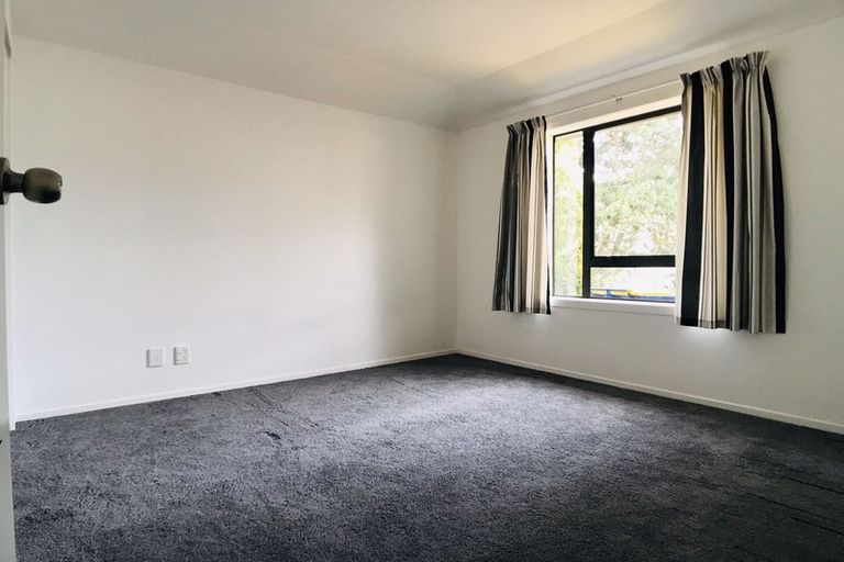 Photo of property in 2/36 John Jennings Drive, Oteha, Auckland, 0632