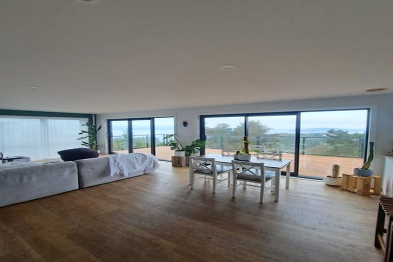 Photo of property in 16 Piper Way, Newlands, Wellington, 6037