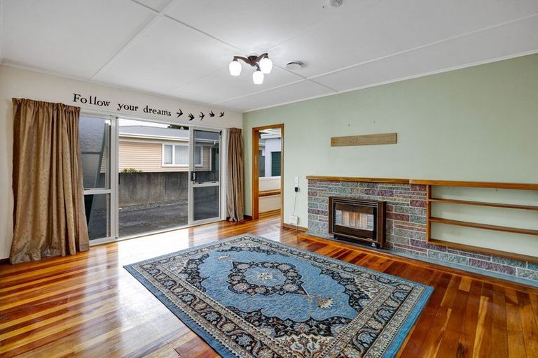 Photo of property in 2 Charles Major Place, Hawera, 4610