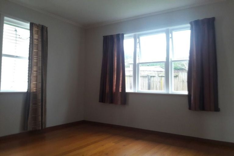 Photo of property in 1/6 Woodall Place, Totara Vale, Auckland, 0627