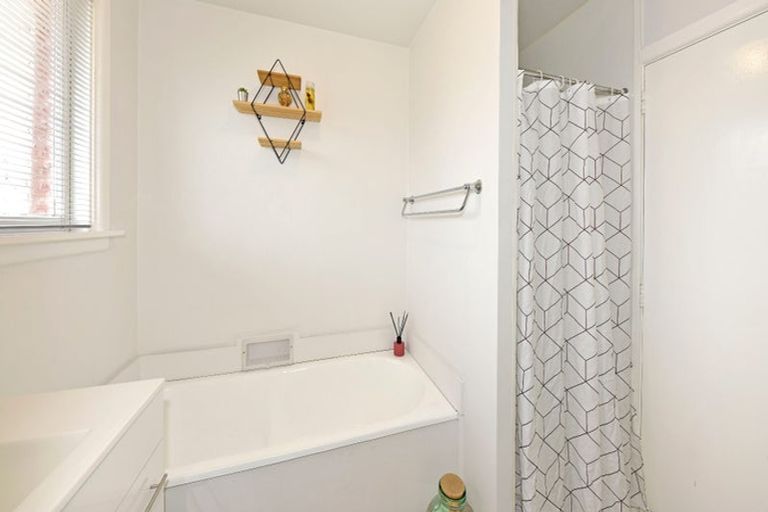 Photo of property in 16 Adams Place, Woolston, Christchurch, 8023