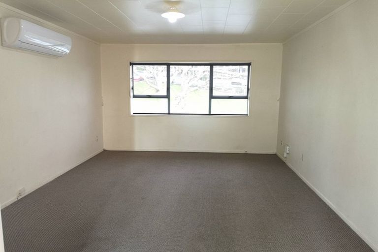 Photo of property in 60 Widmore Drive, Massey, Auckland, 0614
