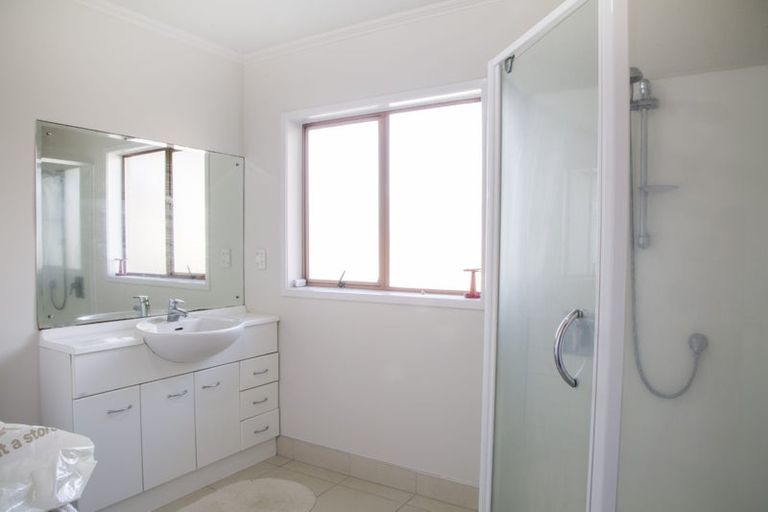 Photo of property in 93 Chelsea View Drive, Chatswood, Auckland, 0626