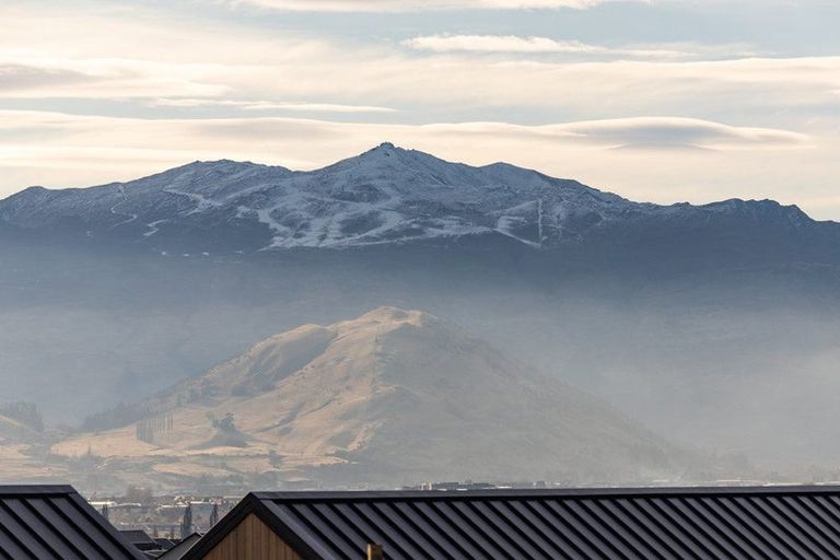 Photo of property in 42 Cunninghams Drive, Jacks Point, Queenstown, 9371