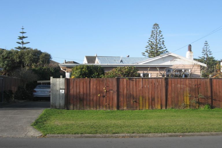 Photo of property in 9 Kapiti Crescent, Titahi Bay, Porirua, 5022
