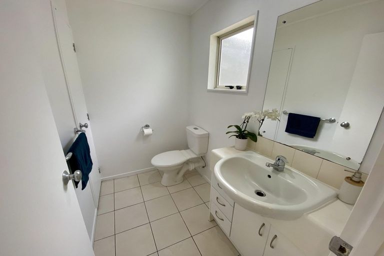 Photo of property in 1a/20 Ian Marwick Place, Birkenhead, Auckland, 0626