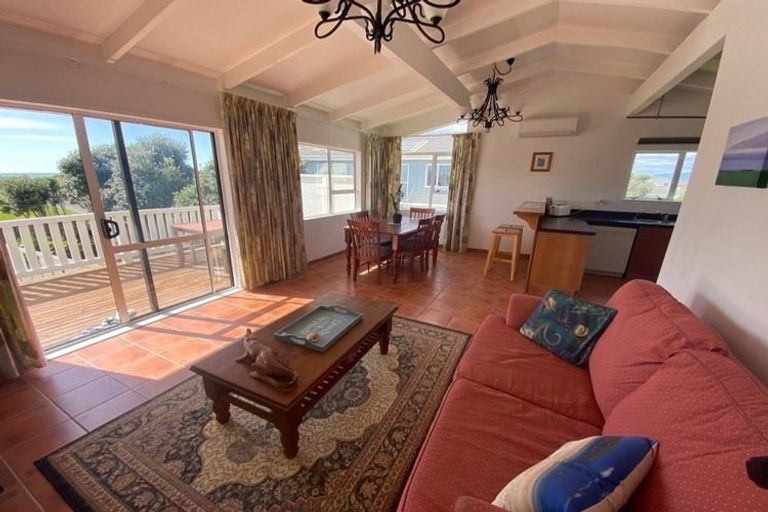 Photo of property in 104 Field Way, Waikanae Beach, Waikanae, 5036