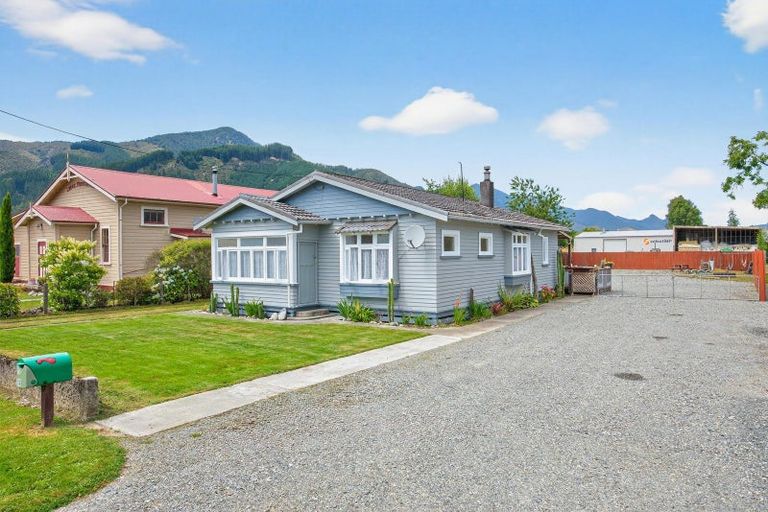 Photo of property in 12 Hampden Street, Murchison, 7007