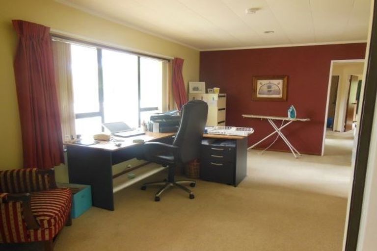 Photo of property in 11 Robert Grove, Paraparaumu, 5032