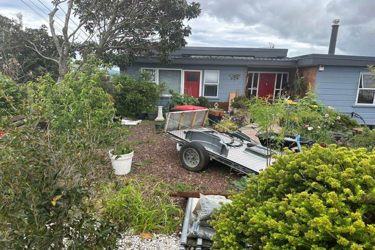 Photo of property in 3 Hillary Heights Avenue, Glendene, Auckland, 0602