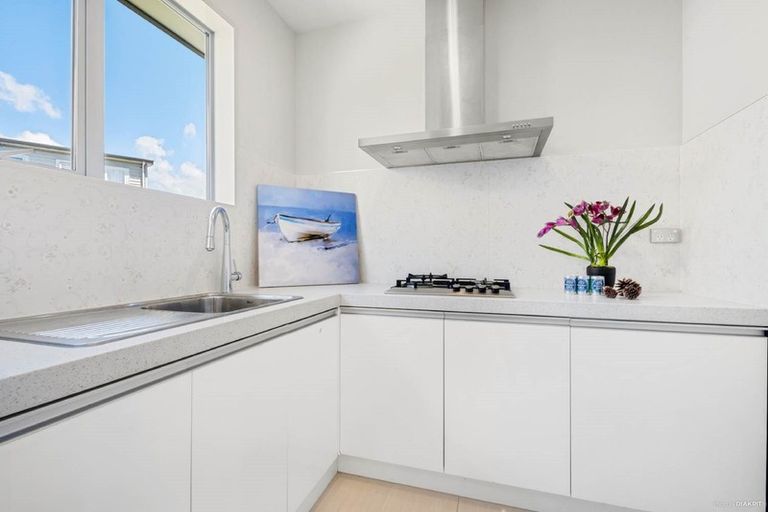 Photo of property in 29 Corricvale Way, Northcross, Auckland, 0630