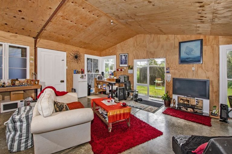 Photo of property in 305 Whananaki Road North, Opuawhanga, Hikurangi, 0181