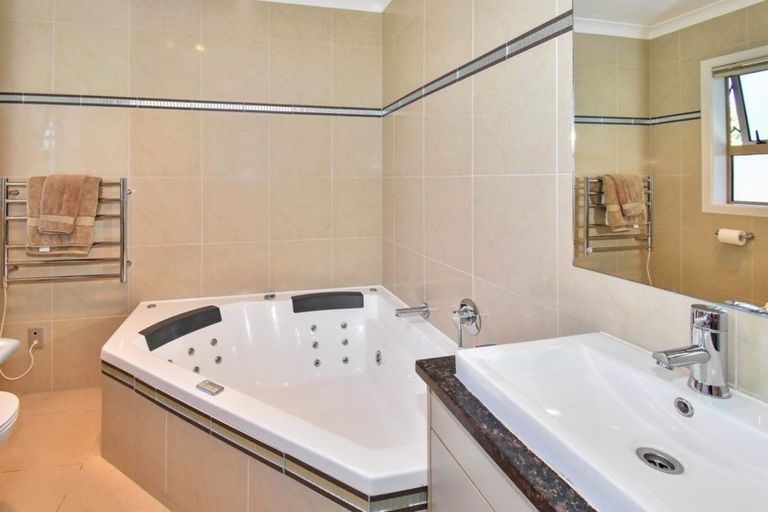 Photo of property in 27 Matuhi Grove, Papatoetoe, Auckland, 2025