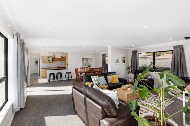 Photo of property in 31 Rewarewa Crescent, Waikanae, 5036