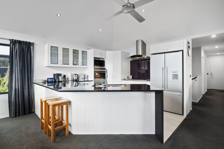 Photo of property in 2 Botanical Heights Drive, Waipahihi, Taupo, 3330