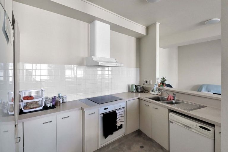 Photo of property in 17 Kent Terrace - Kent Apartments, 4b/16 Kent Terrace, Mount Victoria, Wellington, 6011