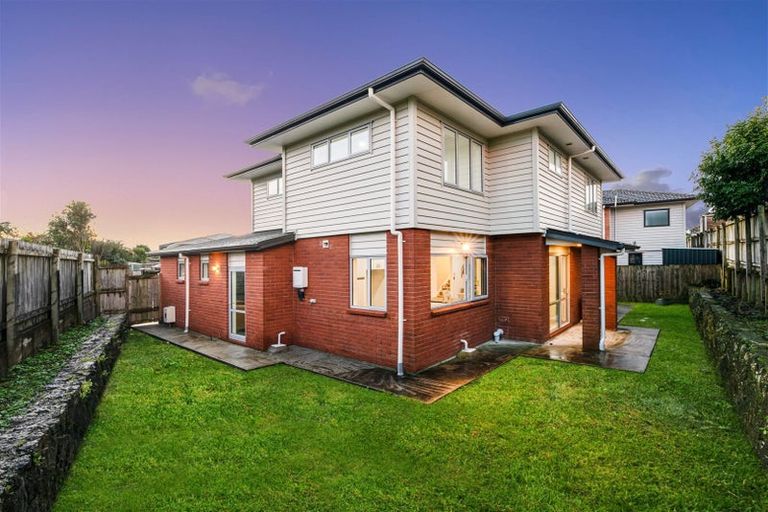 Photo of property in 17 Midhurst Avenue, Henderson, Auckland, 0612